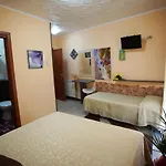 Golden Dreams Oda ve Kahvaltı 3*